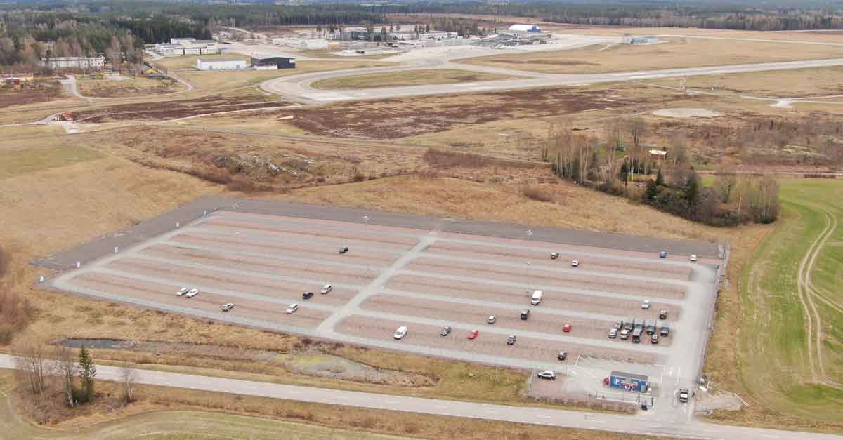 Skavstalund långtidsparkering med Stockholm Skavsta Airport i anslutning i bakgrunden.