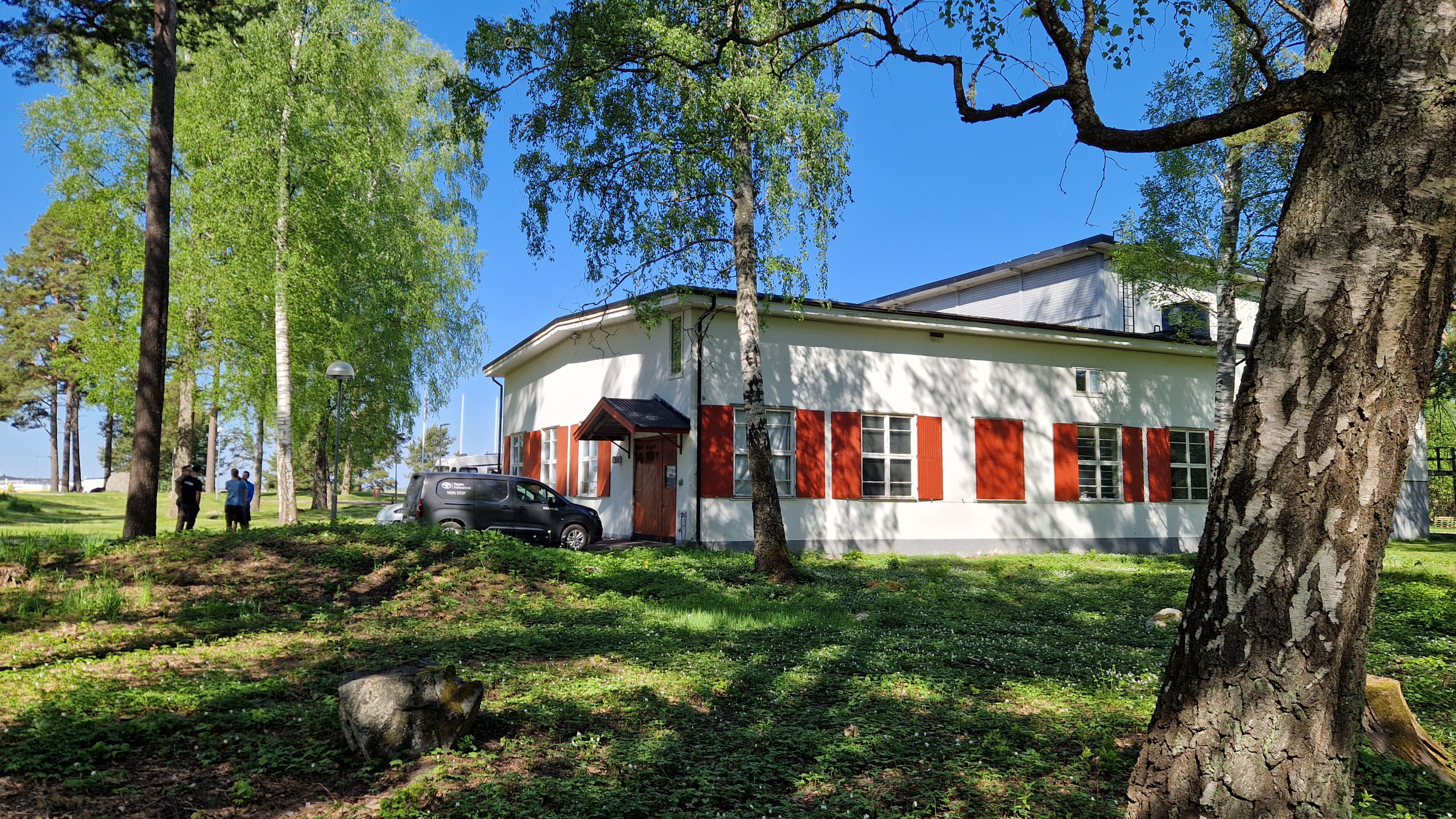 idrottshallen Idrottshallen sett utifrån med grönskande träd omkring