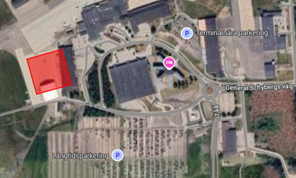 Flygfoto. Karta över flygplatsområdet med röd markering över ytan för nya långtidsparkeringen.
