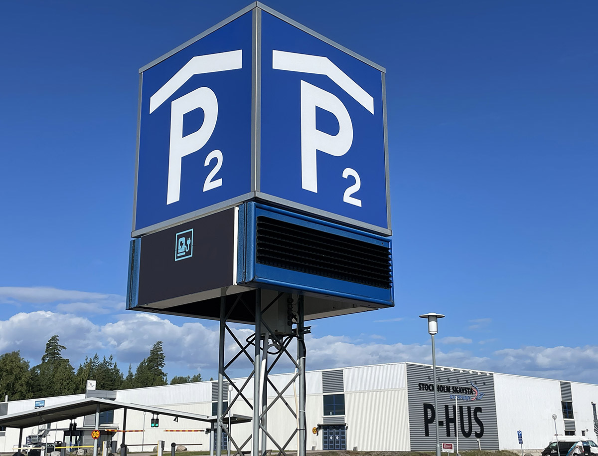 parkeringshus med pskylt-1200px P-skylt med parkeringshuset i bakgrunden