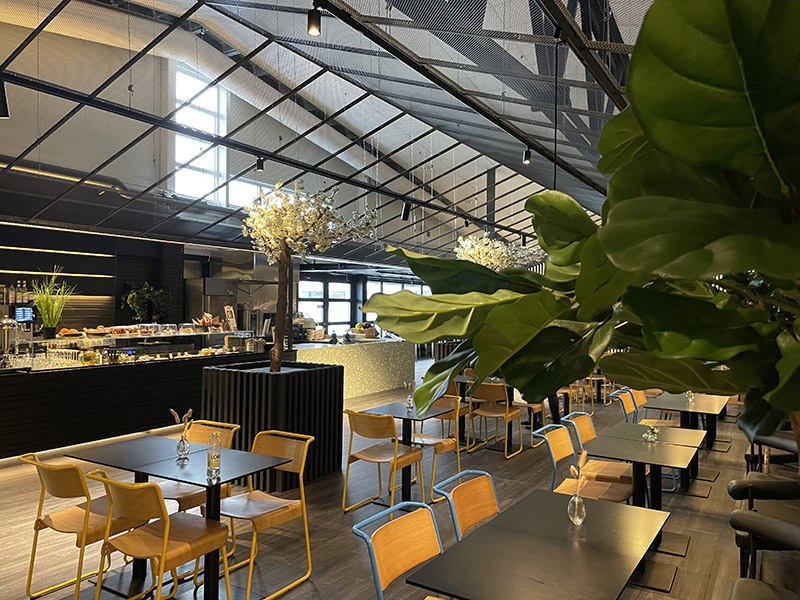 Interiörbild från restaurang Ät i terminalen på Stockholm Skavsta Airport 