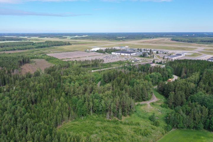 Skavstaområdet från luften, flygplatsen och skogsmark