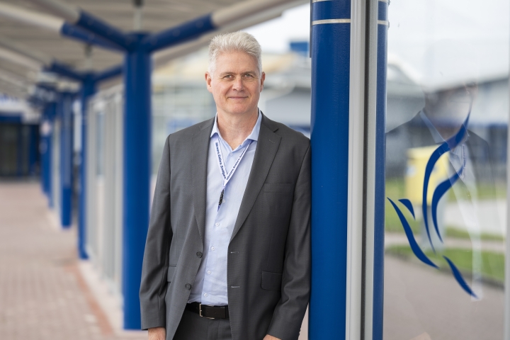 Brett Weihart, vd Stockholm Skavsta Airport, utomhus vid flygplatsterminalen