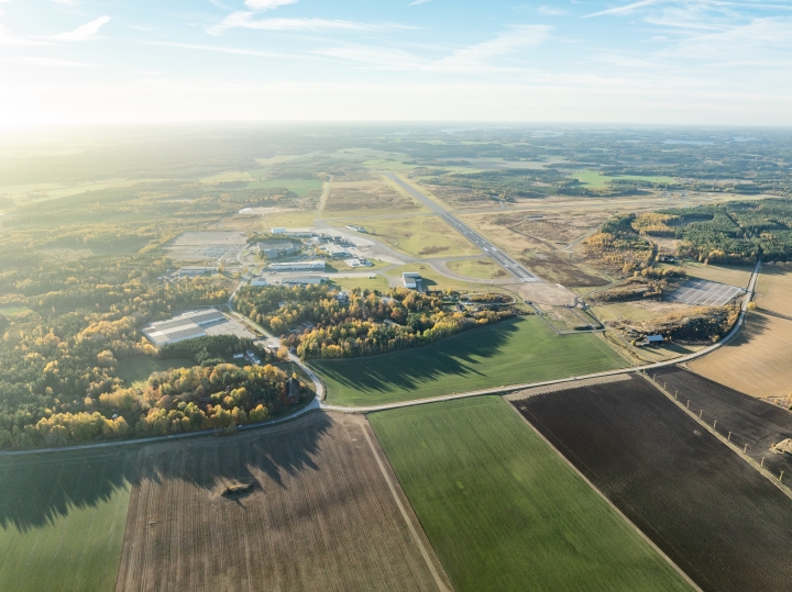 Flygfoto över Skavstaområdet med landingsbanan