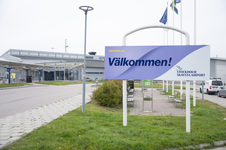 Välkomstskylt vid entré till Stockholm Skavsta Airport
